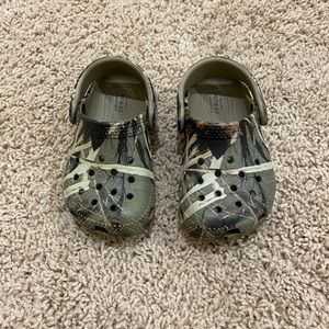Camo crocs size 6